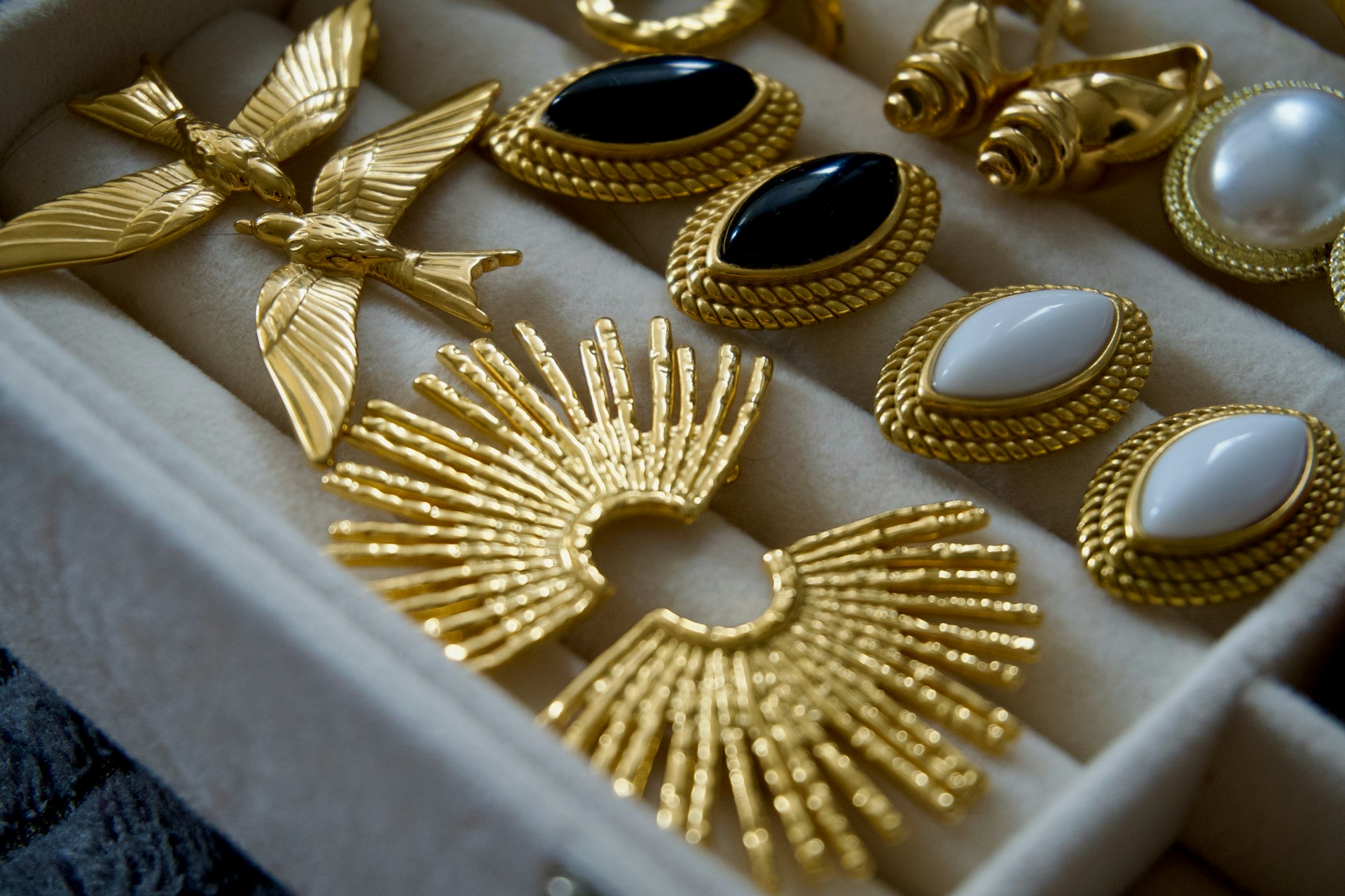 découvrez les bienfaits de la nacre, ses croyances ancestrales, ses utilisations en lithothérapie et conseils pour choisir la nacre plutôt que la perle dans vos bijoux ou pratiques de bien-être.