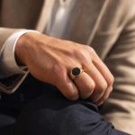 découvrez dans quel sens porter votre chevalière homme pour allier élégance et tradition. conseils pratiques pour bien choisir et arborer ce bijou masculin avec style.