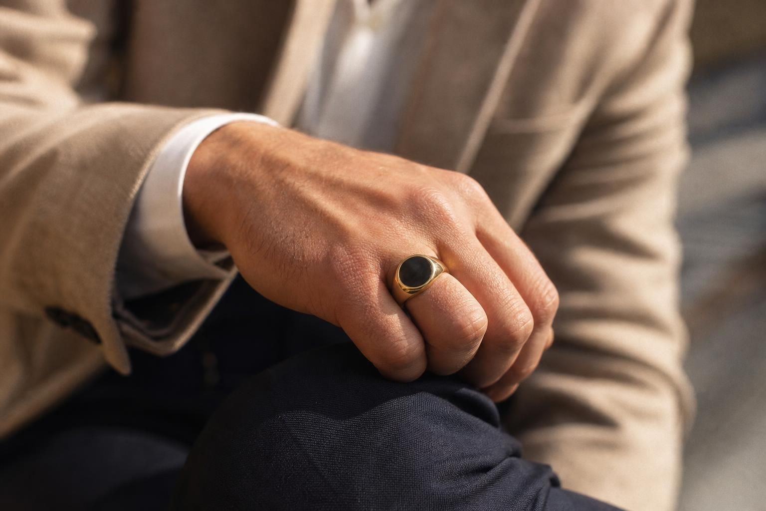 découvrez dans quel sens porter votre chevalière homme pour allier élégance et tradition. conseils pratiques pour bien choisir et arborer ce bijou masculin avec style.