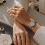découvrez quels bijoux choisir pour sublimer votre look lors d'un nouveau travail, alliant élégance et professionnalisme.
