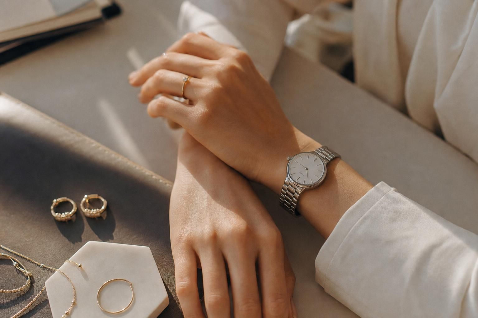 découvrez quels bijoux choisir pour sublimer votre look lors d'un nouveau travail, alliant élégance et professionnalisme.
